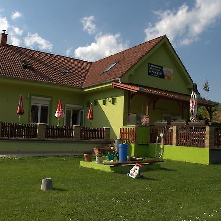 Hostinec Vo Visnovom Stará Turá Exteriér fotografie
